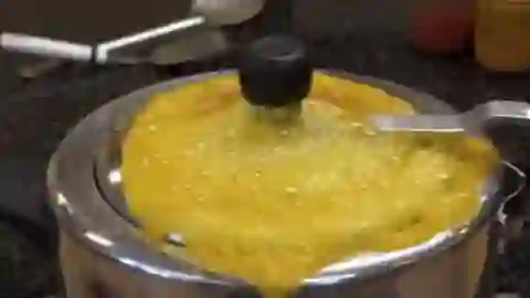 Kitchen tips of दाल बनाते समय कुकर से बाहर निकल जाता है पानी? ये टिप्स करेंगे काम आसान